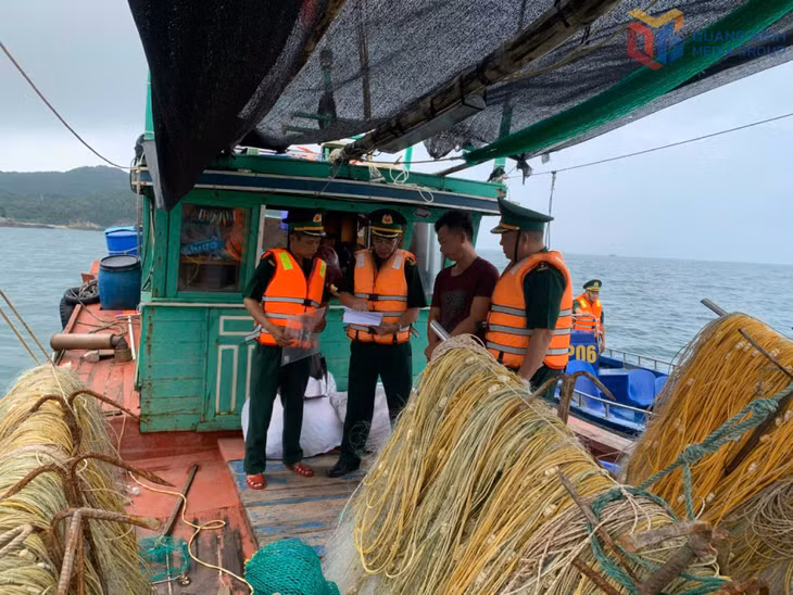CBCS Đồn biên phòng đảo Trần tuyên truyền cho ngư dân về duy trì và nâng cao hiệu quả thiết bị giám sát hành trình tàu cá.