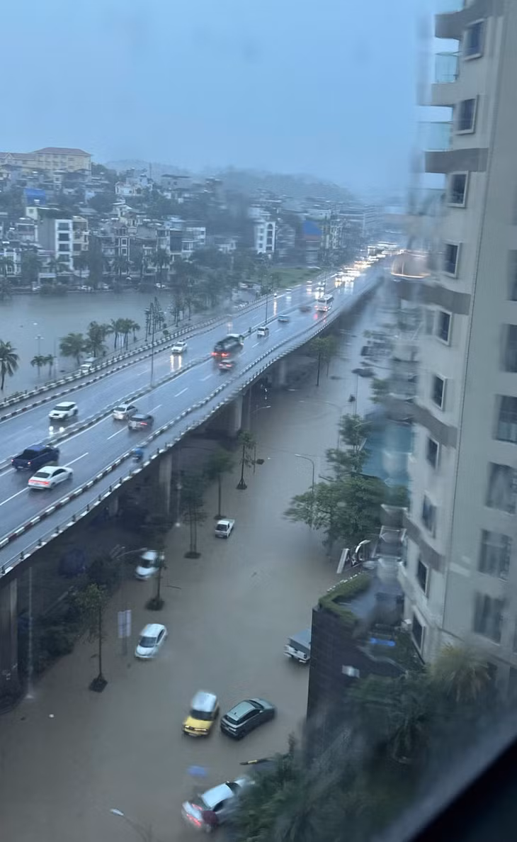 Khu vực chân cầu Bãi Cháy phía Hồng Gai ngập sâu, nhiều ô tô bị ảnh hưởng.