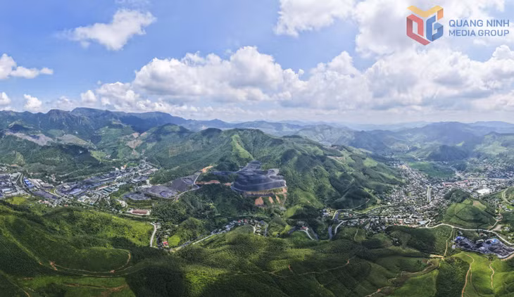 Toàn cảnh khai trường Than Vàng Danh nhìn từ trên cao, nơi diễn ra các hoạt động khai thác than phục vụ nhu cầu năng lượng quốc gia.