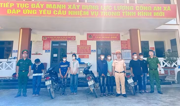 Nhóm học sinh vi phạm cùng phương tiện tại cơ quan công an. Ảnh: CACC