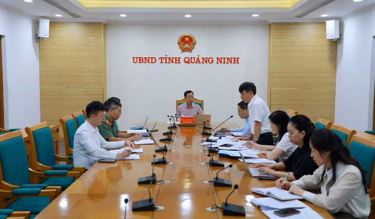 Đồng chí Lê Văn Ánh, Phó Chủ tịch UBND tỉnh, nghe đại diện Sở GD&amp;ĐT tỉnh báo cáo về tiến độ triển khai thực hiện công tác mua sắm sách giáo khoa thực hiện chính sách cho mượn miễn phí sách giáo khoa từ năm học 2026-2027.