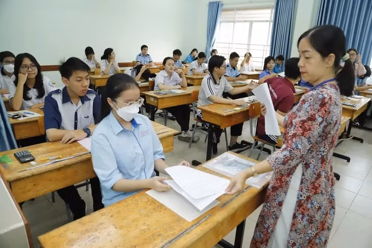Thí sinh tham dự kỳ thi lớp 10 TP.HCM - Ảnh: NHƯ HÙNG
