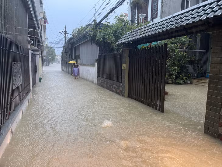 Nước ngập tại khu vực phường Hà Lầm.