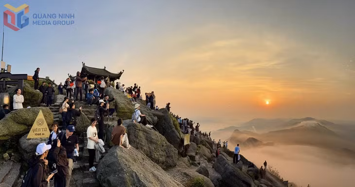Du khách đón bình minh trên đỉnh Chùa Đồng (Khu di tích danh thắng Yên Tử). Ảnh: Minh Đức