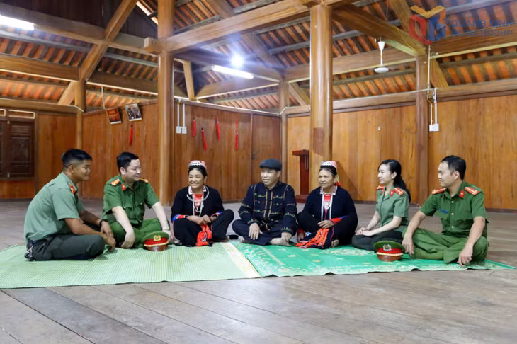 Cán bộ, chiến sĩ Phòng An ninh nội địa Công an tỉnh phối hợp Công an xã tuyên truyền, phổ biến giáo dục pháp luật cho người uy tín tại xã Quảng La. Ảnh: Văn Huy (CTV)