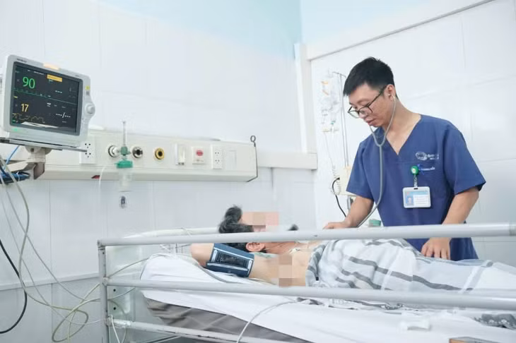 BSCKI Trần Công Cẩn - Khoa Hồi sức tích cực và Chống độc, Bệnh viện Bãi Cháy theo dõi sức khoẻ cho bệnh nhân tại khoa. Ảnh: Bệnh viện Bãi Cháy
