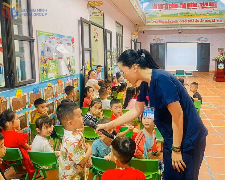 Cán bộ y tế Trạm Y tế xã Ba Chẽ truyền thông về bệnh tay chân miệng tại Trường Mầm non Đồn Đạc.