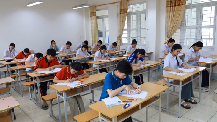 Các sĩ tử ghi thông tin vào giấy thi, giấy nháp chuẩn bị bước vào làm bài thi.