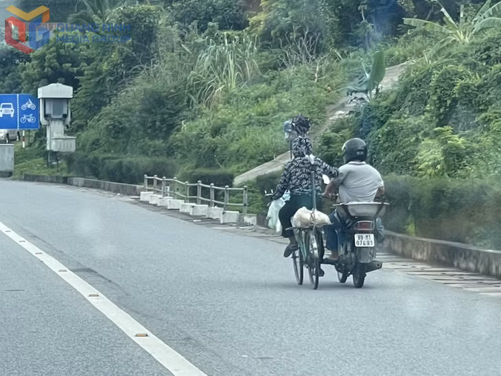 Một hình ảnh người tham gia giao thông mất an toàn cần xử lý nghiêm. Ảnh chụp ngày 28/5 tại đầu cầu Bãi Cháy.