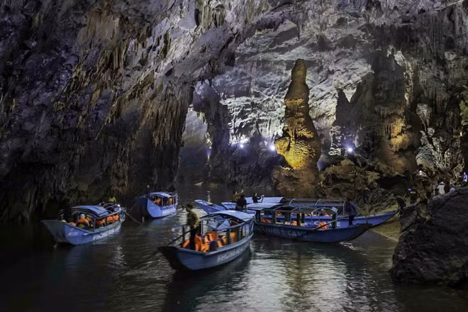 Du khách tham quan động Phong Nha. Ảnh: Công Sáng