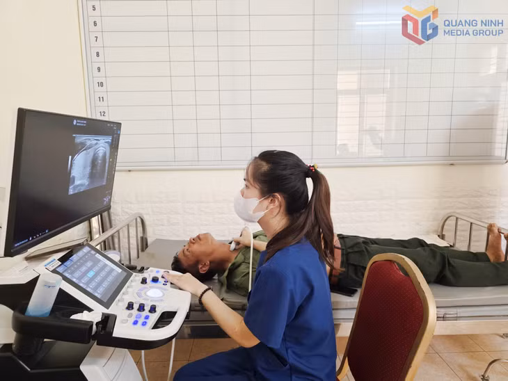 Bác sĩ Bệnh viện Đa khoa tỉnh siêu âm sàng lọc tuyến giáp cho người lao động Công ty Than Hòn Gai.