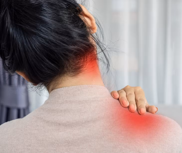 Đau vai kéo dài không đơn thuần chỉ là dấu hiệu mệt mỏi hay đau mỏi cơ thông thường.