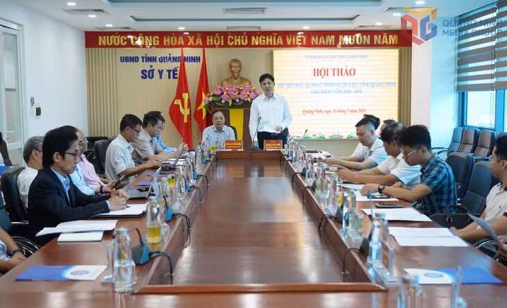 Phó Chủ tịch UBND tỉnh Nguyễn Văn Công phát biểu chủ trì hội thảo thu hút đầu tư phát triển dược liệu tỉnh Quảng Ninh giai đoạn 2026-2030. Ảnh: Nguyễn Trang