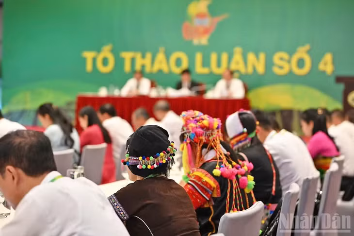 Các đại biểu thảo luận tại tổ trong khuôn khổ phiên làm việc thứ nhất.
