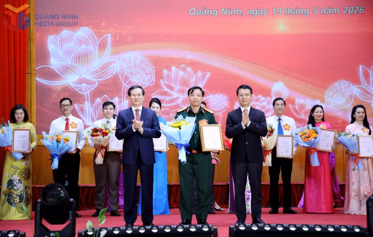 Các đồng chí lãnh đạo tỉnh trao giải Nhất cho Trung tá Phan Xuân Thưởng, Phó Chủ nhiệm Chính trị, Ban Chỉ huy Phòng thủ khu vực 5 - Quảng Yên tại cuộc thi Báo cáo viên, tuyên truyền viên giỏi tỉnh Quảng Ninh năm 2026.