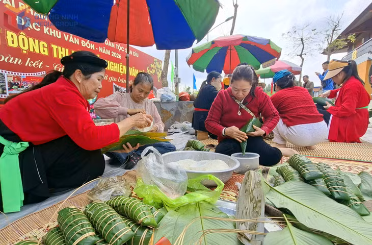 Sự tham gia tích cực của các thành viên trong phường đã giúp các gia đình thêm gắn kết, tổ chức cộng đồng thêm bền chặt. (Ảnh: Đồng bào dân tộc Sán Dìu tham gia Lễ hội Đại Phan 2026, đặc khu Vân Đồn)