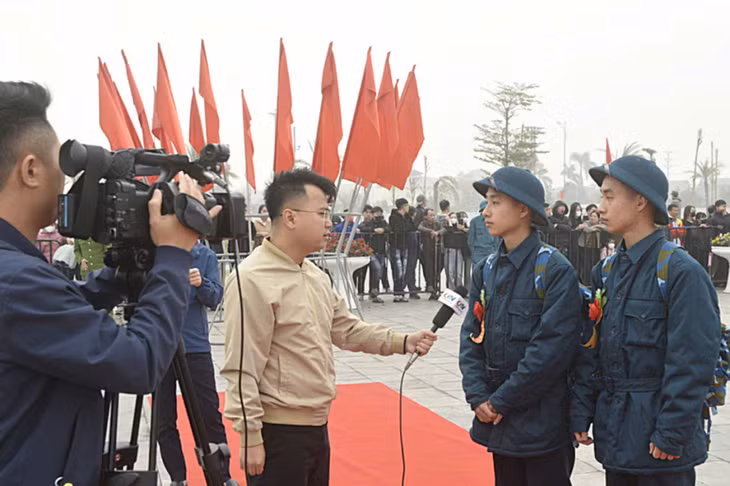 Phóng viên Phòng Thời sự phỏng vấn quân nhân nhập ngũ.