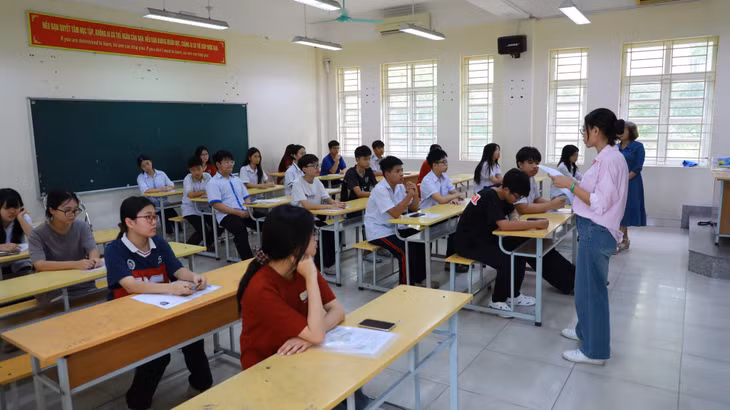 Cán bộ coi thi phổ biến cho các thí sinh những điểm cần lưu ý trong Quy chế thi.