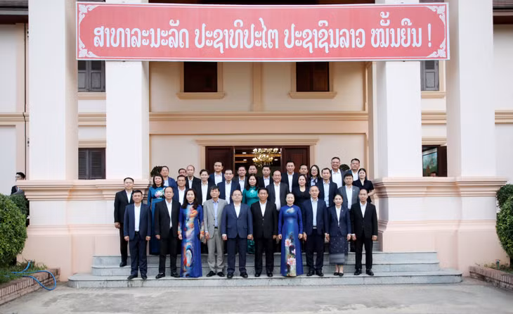 Đoàn công tác của tỉnh Quảng Ninh chụp ảnh lưu niệm với lãnh đạo tỉnh Luông Pha Băng.