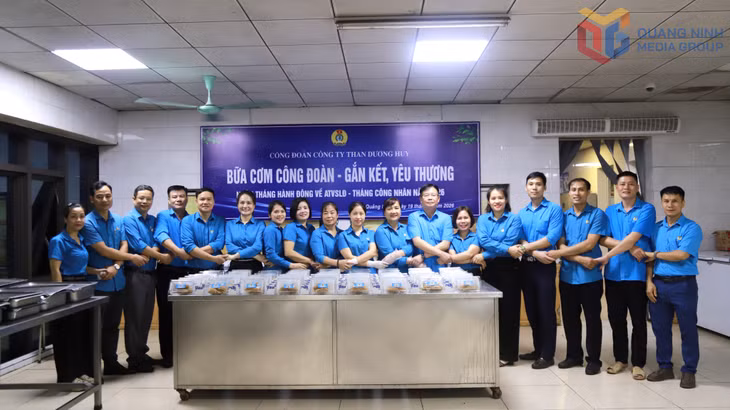 Cán bộ công đoàn Công ty Than Dương Huy tham gia phục vụ bữa cơm cho người lao động.