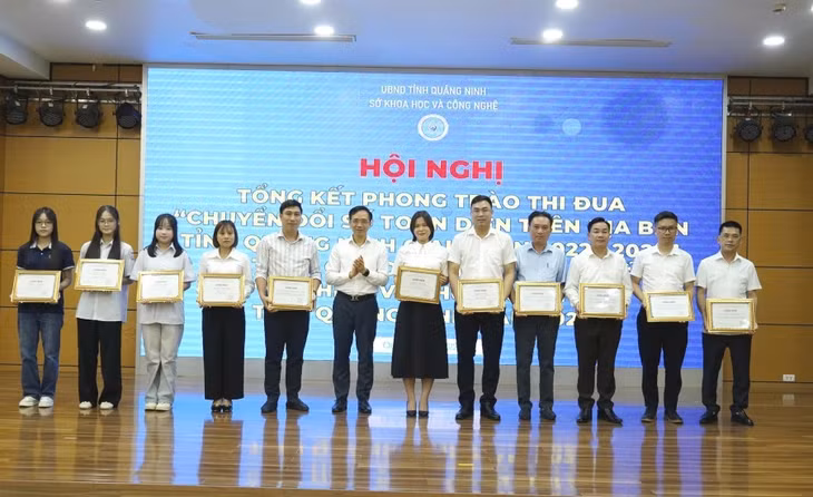 Lãnh đạo Sở KH&amp;CN trao tặng giấy chứng nhận cho các tập thể, cá nhân có thành tích xuất sắc trong Cuộc thi trực tuyến “Tìm hiểu về chuyển đổi số tỉnh Quảng Ninh năm 2025”.