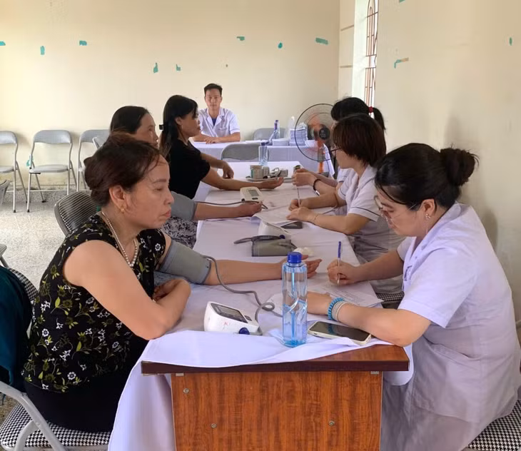 Cán bộ Khoa Phòng, chống bệnh không lây nhiễm &amp; Dinh dưỡng CDC Quảng Ninh khám sàng lọc bệnh không lây nhiễm cho người dân trên địa bàn xã Quảng Hà (tháng 5/2026). Ảnh: CDC Quảng Ninh