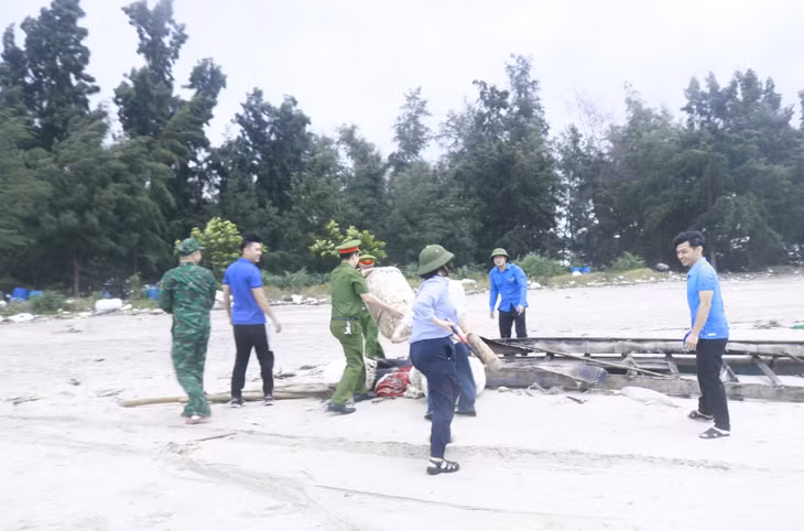 Cán bộ, đoàn viên, nhân dân dọn dẹp rác thải tại bãi biển Trà Cổ, phường Móng Cái 1.