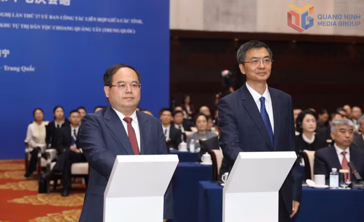 Đồng chí Quản Minh Cường, Bí thư Tỉnh ủy Quảng Ninh (Việt Nam) và đồng chí Trần Cương, Bí thư Khu ủy Khu tự trị dân tộc Choang Quảng Tây (Trung Quốc) ấn nút khởi động xây dựng Cửa khẩu thông minh Móng Cái - Đông Hưng trong khuôn khổ Chương trình gặp gỡ đầu Xuân năm 2026. Ảnh: Đỗ Phương