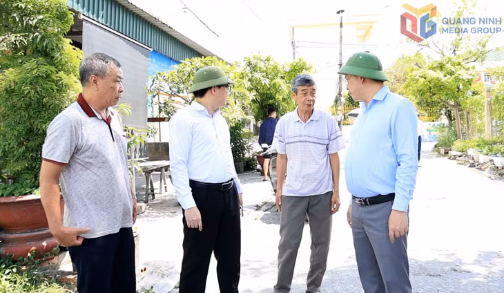 Lãnh đạo phường Cửa Ông nắm bắt tình hình trong nhân dân liên quan đến công tác GPMB thực hiện dự án trên địa bàn.