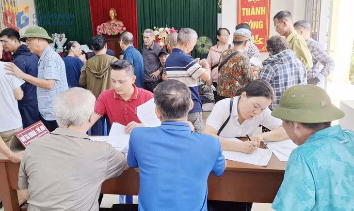 Cán bộ BHXH tỉnh và Chi nhánh Ngân hàng Agribank Cao Thắng hướng dẫn cán bộ hưu trí phường Cao Xanh đăng ký mở tài khoản ATM để nhận lương hưu, trợ cấp BHXH.