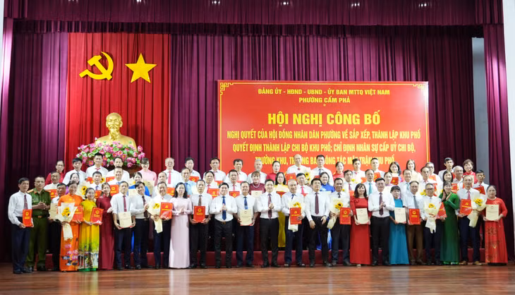 Lãnh đạo phường Cẩm Phả trao quyết định cho Bí thư Chi bộ, Trưởng khu, Trưởng Ban Công tác mặt trận các khu phố sau sắp xếp.