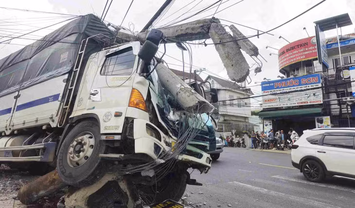 Trụ điện trung thế bị xe tải tông gãy đổ hoàn toàn. Ảnh: Nguyễn Quân
