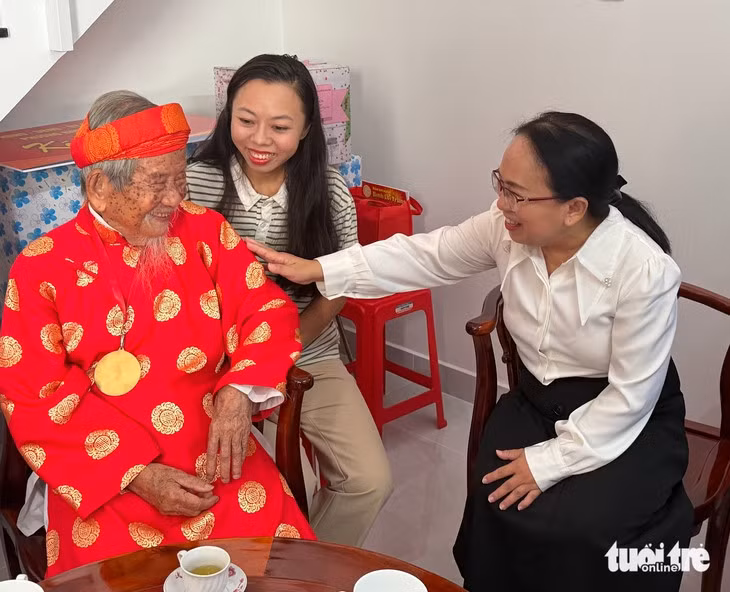 Bà Đinh Thị Thanh Thủy hỏi thăm sức khỏe nhà nghiên cứu Nguyễn Đình Tư - Ảnh: HOÀI PHƯƠNG