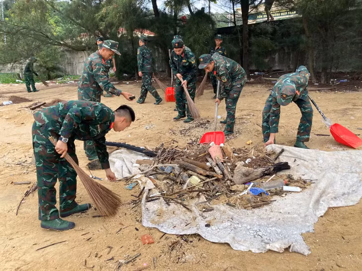 Loạt rác thải trôi dạt vào bờ biển được các chiến sĩ trẻ dọn dẹp, thu gom trong sáng 7/6. 