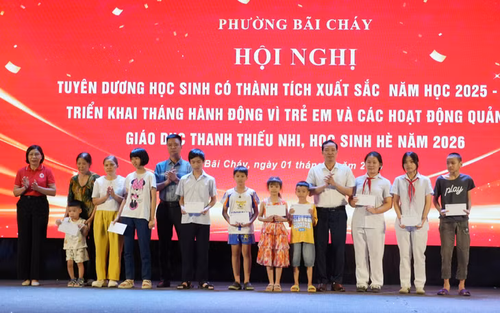 Lãnh đạo phường Bãi Cháy trao quà nhân Ngày Quốc tế Thiếu nhi 1/6 cho học sinh có hoàn cảnh khó khăn trên địa bàn.