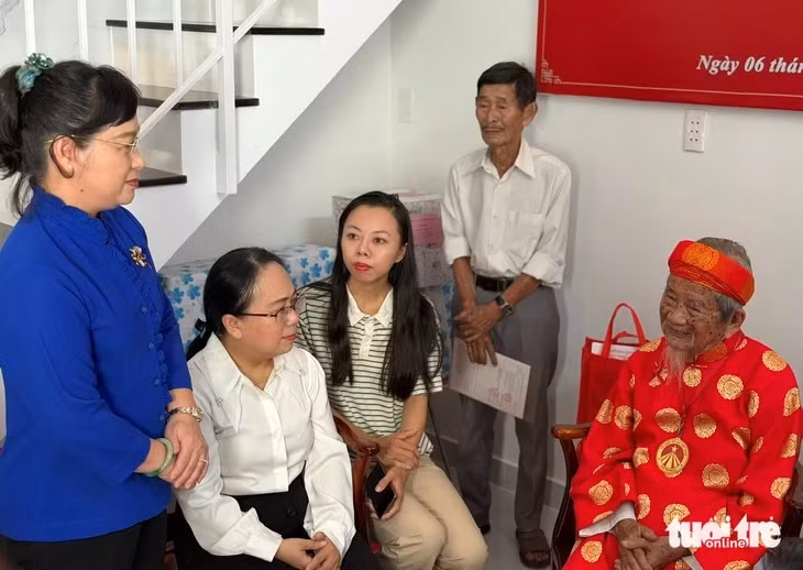 Lãnh đạo phường Bình Lợi Trung sẵn sàng hỗ trợ nhà nghiên cứu Nguyễn Đình Tư - Ảnh: HOÀI PHƯƠNG