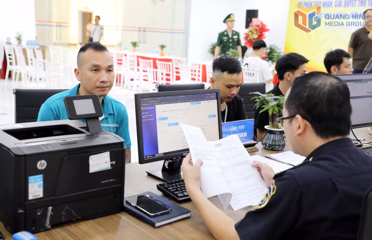 Bộ phận tiếp nhận, giải quyết TTHC tập trung tại khu vực Bắc Luân II hỗ trợ doanh nghiệp làm thủ tục XNK hàng hóa. Ảnh: Mạnh Trường