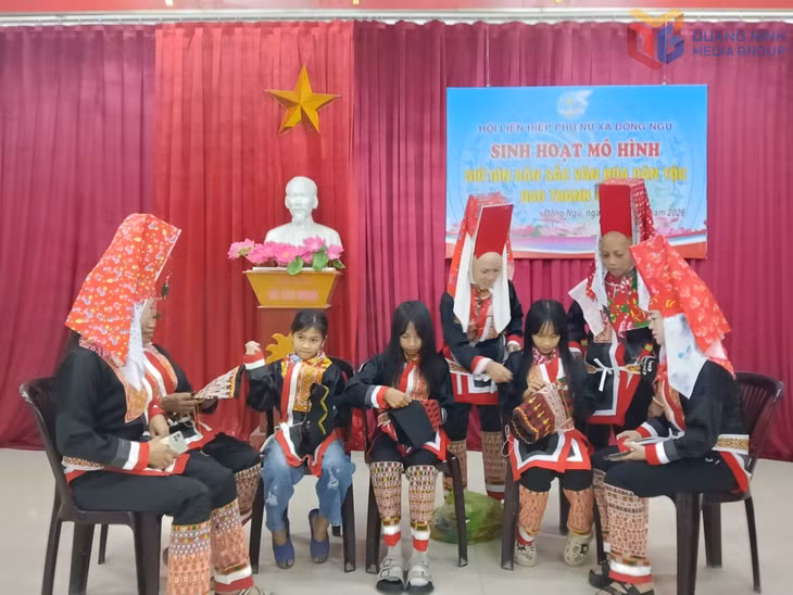 Thông qua các mô hình sinh hoạt cộng đồng, phụ nữ xã Đông Ngũ góp phần gìn giữ, trao truyền bản sắc văn hóa dân tộc Dao Thanh Y trong mỗi gia đình.