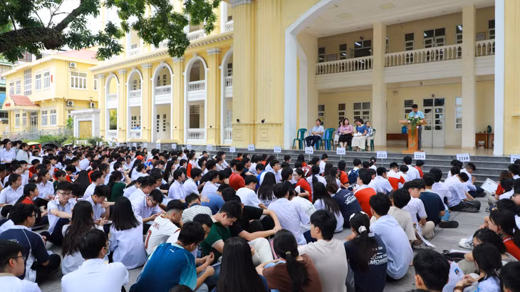 Các thí sinh dự thi tại điểm thi Trường THPT Hòn Gai (phường Hạ Long) nghe phổ biến Quy chế của Kỳ thi.