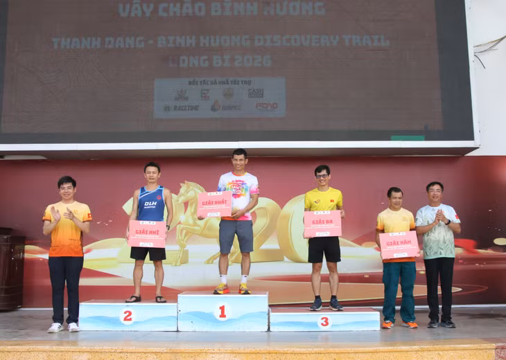 Đại diện Ban Tổ chức trao giải 
