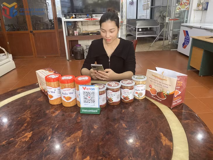 Chị Bùi Thị Nhàn, chủ cơ sở ruốc tép Nguyên Nhàn chụp ảnh sản phẩm để đưa lên sàn TMĐT.
