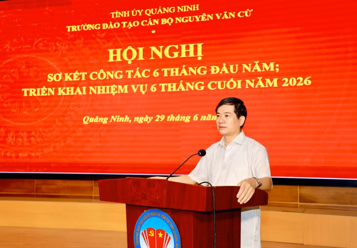 Đồng chí Vũ Quyết Tiến, Phó Bí thư Tỉnh uỷ, Chủ tịch Uỷ ban MTTQ Việt Nam tỉnh Quảng Ninh phát biểu chỉ đạo tại hội nghị.