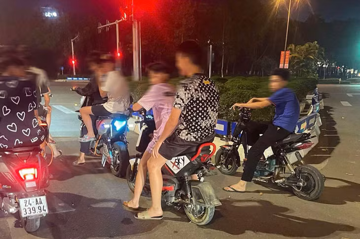 Nhóm thanh thiếu niên chưa đủ tuổi điều khiển xe máy, xe điện. Ảnh: Công an phường Cam Đường