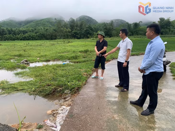 Lãnh đạo xã Quảng Đức kiểm tra tình hình mưa lũ trên địa bàn xã.