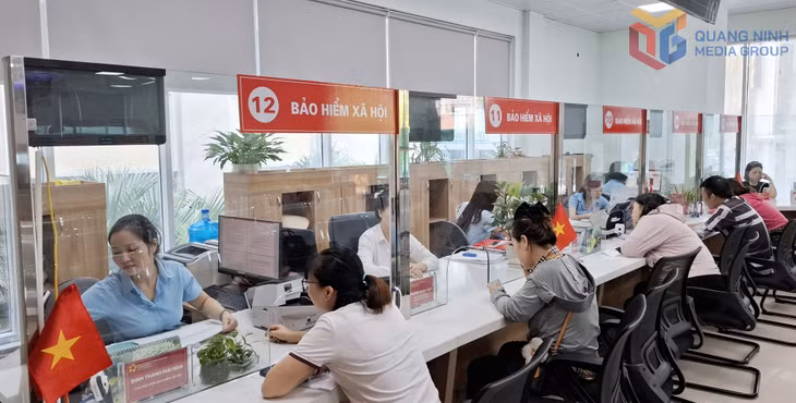 Người dân giải quyết thủ tục liên quan chính sách BHXH, BHYT tại Trung tâm Hành chính công phường Hồng Gai.