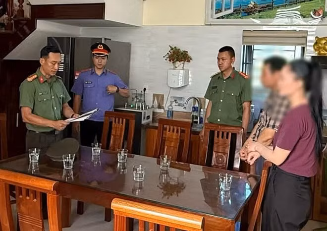 Ông Nguyễn Văn Đông (áo caro) bị tạm giam để điều tra vụ án nhận hối lộ. Ảnh: Viện kiểm sát nhân dân tỉnh Quảng Trị