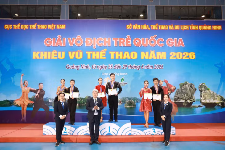 BTC trao giải cho các cặp VĐV xuất sắc nội dung 5 điệu Latin.
