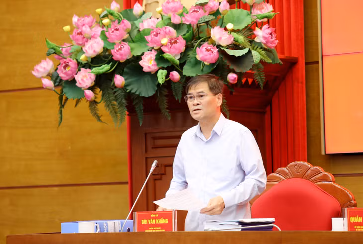 Đồng chí Bùi Văn Khắng, Phó Bí thư Tỉnh ủy, Chủ tịch UBND tỉnh, phát biểu tại hội nghị.