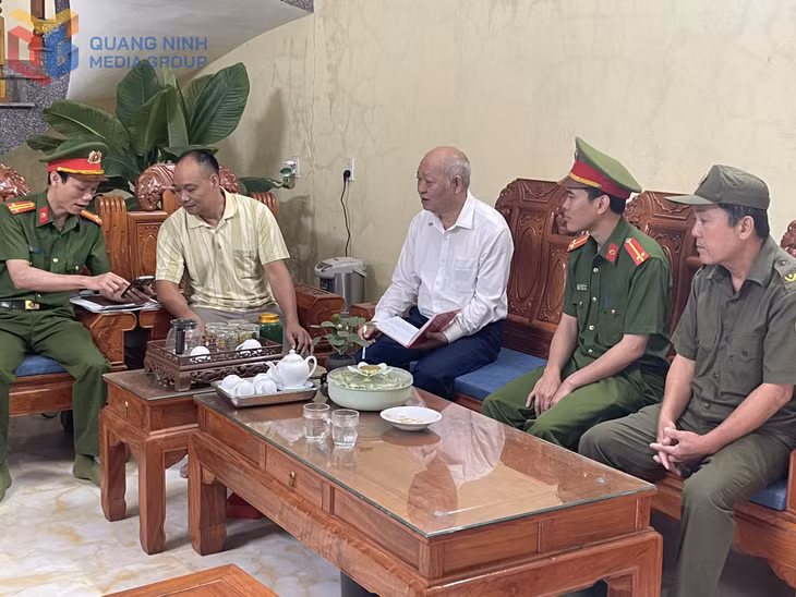 Ông Bàn A Sằn, Bí thư Chi bộ, Trưởng thôn 1, xã Ba Chẽ (thứ 3 từ trái sang) phối hợp cùng Công an xã đi tuyên truyền Luật Trật tự, ATGT cho người dân trên địa bàn.