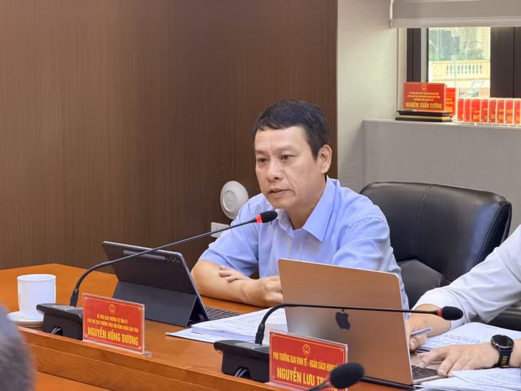 Đồng chí Nguyễn Hồng Dương, Ủy viên BTV Tỉnh ủy, Phó Chủ tịch Thường trực HĐND tỉnh, phát biểu tại cuộc họp thẩm tra.
